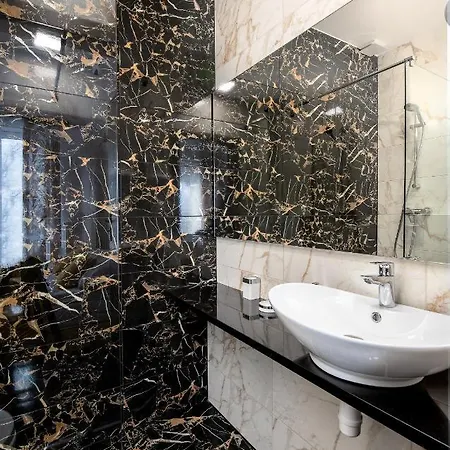 Vis A Vis 4* Тшенсач